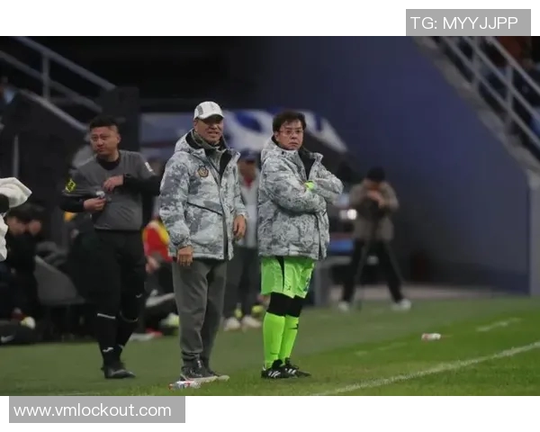 足球明星与球迷亲密合影高清图片展现激情瞬间与友谊时刻 足球明星与球迷亲密合影高清图片展现激情瞬间与友谊时刻