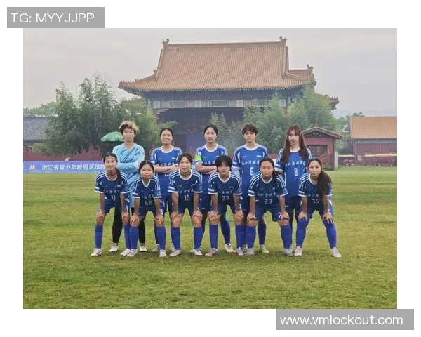 足球明星化身老人踢球展现青春活力与运动精神的精彩瞬间 足球明星化身老人踢球展现青春活力与运动精神的精彩瞬间