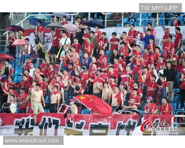 足球明星热情拥抱国足展现团结力量感动无数球迷瞬间回顾 足球明星热情拥抱国足展现团结力量感动无数球迷瞬间回顾